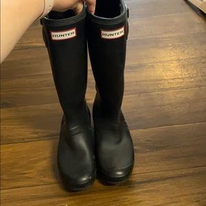 Size 6 matte tall hunter boots